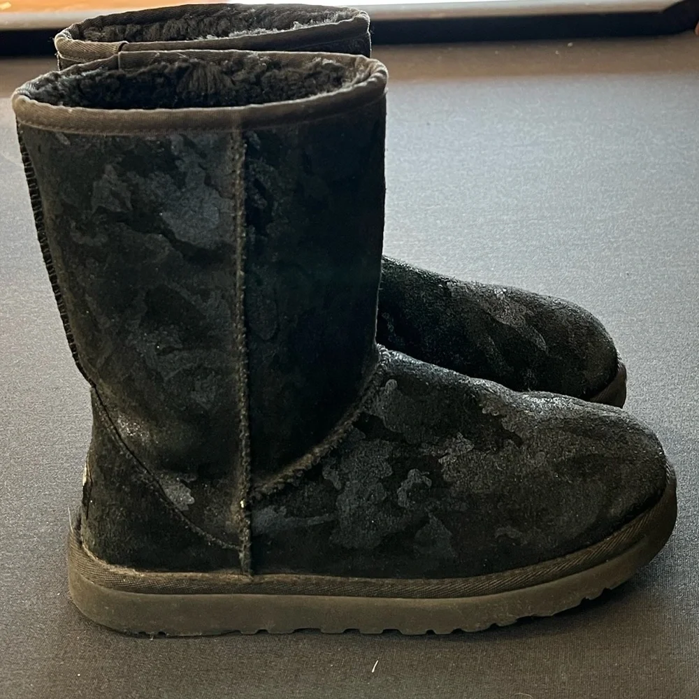 UGG Classic Short Metallic Camo Boot size 7